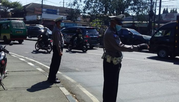 Cegah Ganggguan Kamseltibcarlantas Siang, Unit Lantas Polsek Astanaanyar Laksanakan Penjagaan dan Pengaturan Laluintas