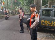 Personel Sabhara Melaksanakan Pelayanan Masyarkat Penganturan Arus Lalu Lintas Sore Di Jalan Ciungwanara Kecamatan Coblong Kota Bandung