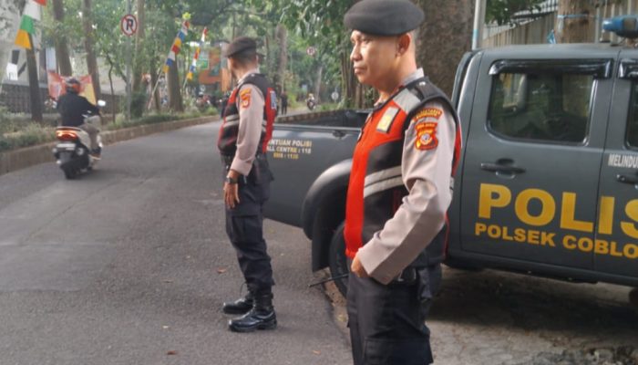 Personel Sabhara Melaksanakan Pelayanan Masyarkat Penganturan Arus Lalu Lintas Sore Di Jalan Ciungwanara Kecamatan Coblong Kota Bandung