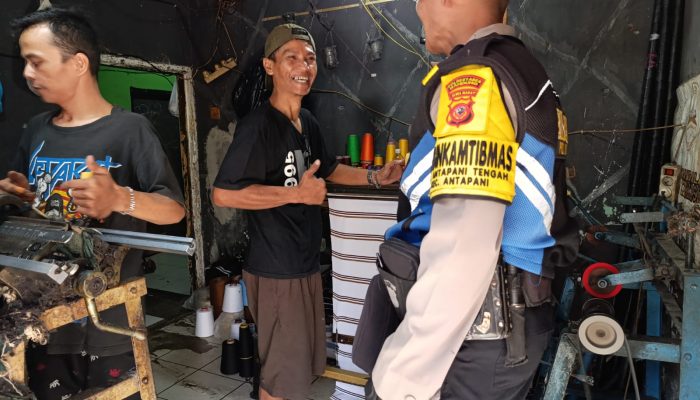 Berikan Pesan Kamtibmas, Bhabinkamtibmas Polsek Antapani Sambangi Warga RW 22