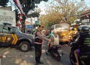 Anggota Samapta Polsek Buah Batu melaksanakan kegiatan Pengaturan Lalu Lintas Sore Hari di wilayah hukum Polsek Buah Batu