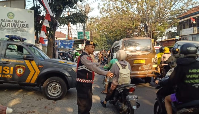 Anggota Samapta Polsek Buah Batu melaksanakan kegiatan Pengaturan Lalu Lintas Sore Hari di wilayah hukum Polsek Buah Batu