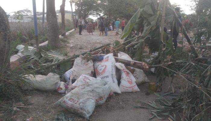 Jalan Rusak dan Tumpukan Sampah Membuat Geram, Warga Rancaekek Kulon Hingga Tutup Akses Jalan