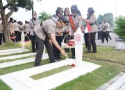 PERINGATI HUT POLWAN RI KE – 76 TAHUN 2024, WAKAPOLDA JABAR ZIARAH DAN TABUR BUNGA DI TMP CIKUTRA BANDUNG