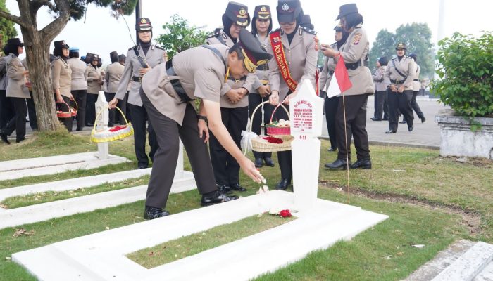 PERINGATI HUT POLWAN RI KE – 76 TAHUN 2024, WAKAPOLDA JABAR ZIARAH DAN TABUR BUNGA DI TMP CIKUTRA BANDUNG