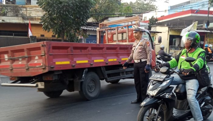 Anggota lalulintas polsek arcamanik antisipsi kemacetan pada sore hari