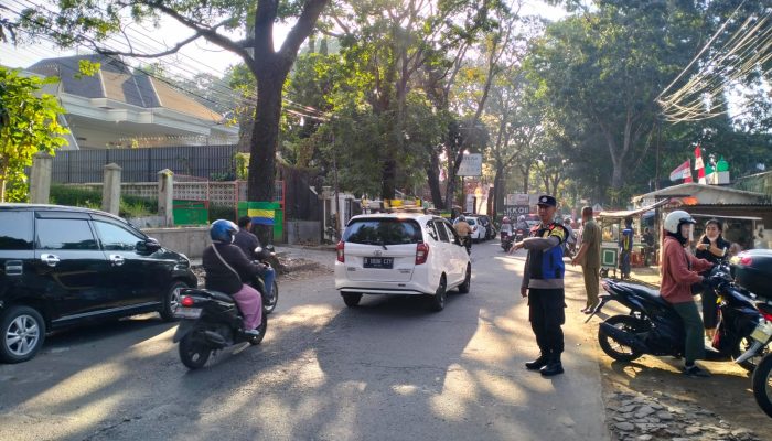 Bhabinkamtibmas Polsek Sukajadi Laksanakan Strong Point Pagi Di Gerbang Sekolah