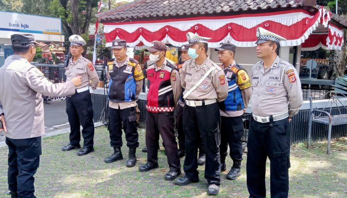 Kapolsek Cicendo Polsek Cicendo Polrestabes Pimpin Apel Pengamanan Aksi Unras Di Disdik Jabar