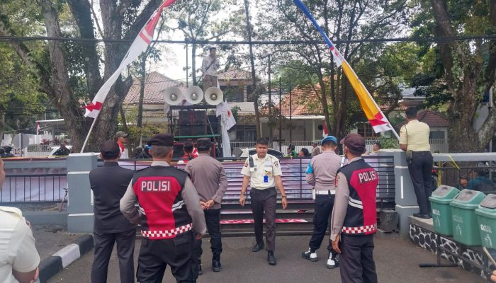 Kapolsek Cicendo Polsek Cicendo Polrestabes Pimpin Pengamanan Aksi Unras Di Disdik Jabar