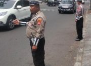 Polsek Cicendo Polrestabes Bandung Laksanakan Pelayanan dengan Pengaturan lalu lintas di Pos Istana Plaza