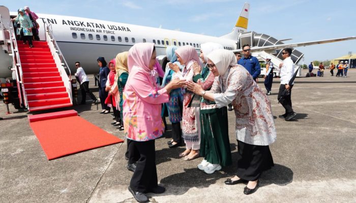 Ketua Pia Ardhya Garini Cabang 7 D/II Lanud Sultan Hasanuddin Sambut Kedatangan Ibu Negara dan Ibu Wapres