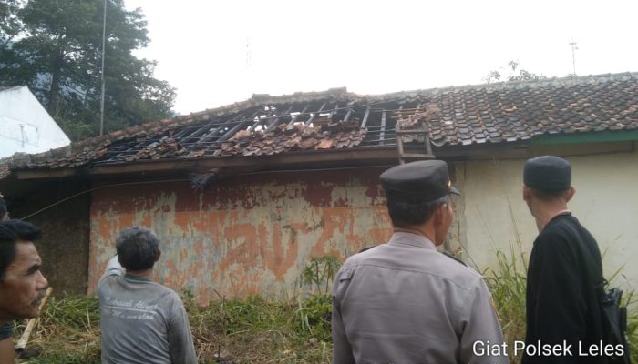 Polsek Leles Bantu Padamkan Kebakaran Rumah di Desa Haruman