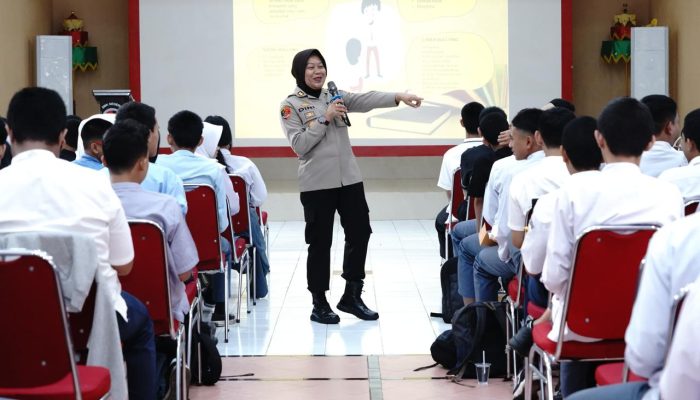 HUT Polwan Ke-76, Polwan Polda Jabar Laksanakan Giat Go To School di SMKN 2 Kota Bandung