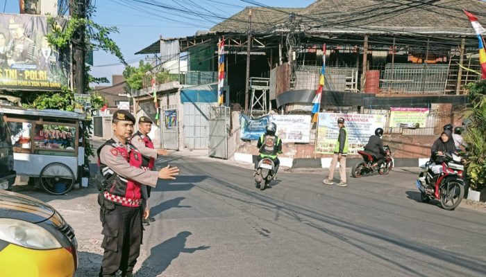 Personil Unit lantas dan Unit Samapta Polsek Cinambo melaksanakan kegiatan rutin pelayanan masyarakat berupa pengaturan lalulintas zore hari