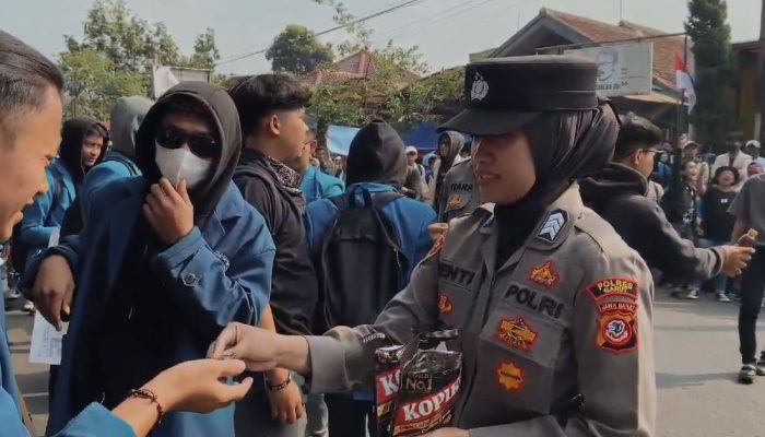 Polres Garut Kawal Aksi Demo Dengan Humanis