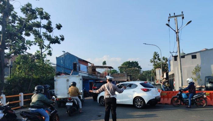 Anggota Polsek Gedebage masih hadir di lapangan utuk melakukan pelayanan