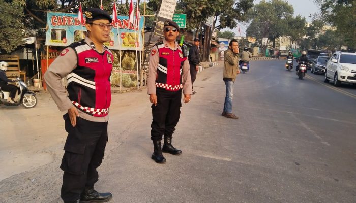 Personil Samapta Polsek Panyileukan Lakukan Giat Pengaturan Arus Lalulintas pagi Hari