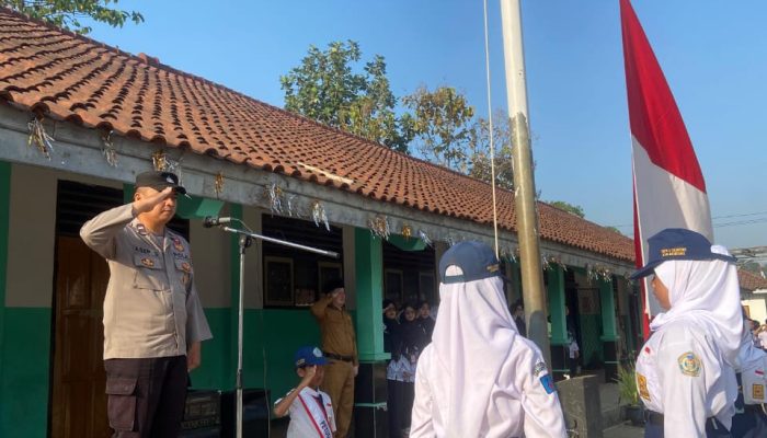 AKP INDRA ADHIANA .SH polsek cikancung polresta Bandung Menjadi Pembina Upacara Bendera di SMP 3 Negeri Cikancung