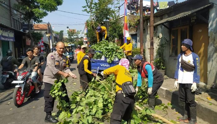 Bhabinkamtibmas giat kerjabakti bersama Gober dan Warga