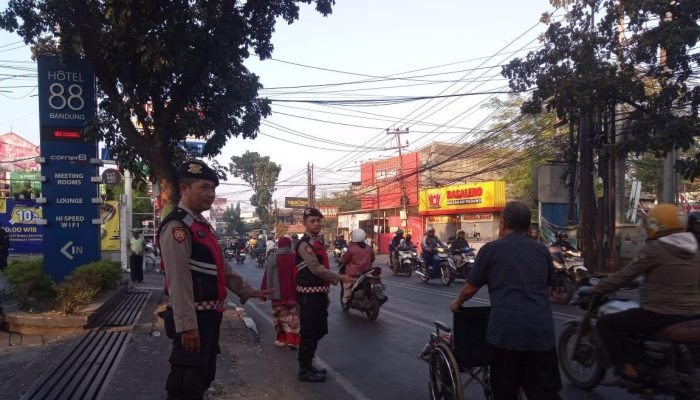 Personil Unit Samapta Polsek Babakan Ciparay Lakukan Pelayanan Masyarakat Pagi Hari