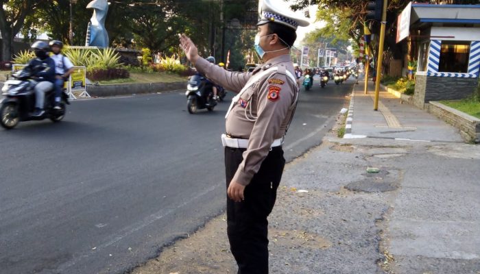 Unit Lantas Polsek Cicendo Polrestabes Bandung Laksanakan Pengawasan dan Pengaturan Lalulintas di Pos Cemerlang