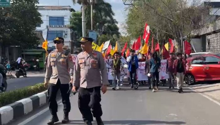 Kapolres Garut Pimpin Pengamanan Aksi Demo Dengan Humanis