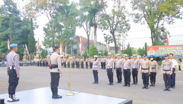 Kapolres Garut Berikan Penghargaan Kepada Personel Berprestasi