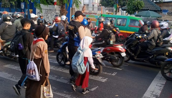 Personil Unit Binmas Polsek Panyileukan Lakukan Giat Pengaturan Arus Lalulintas pagi Hari