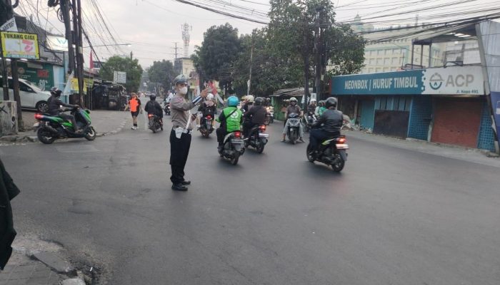 Pelayanan Pagi Hari, Personil Unit Lantas Polsek Babakan Ciparay Laksanakan pengaturan arus Lalin