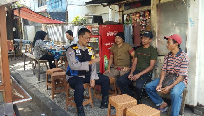 Bhabinkamtibmas Cikawao sambangi Warga sampaikan Himbauan Kamtibmas kepada Warga