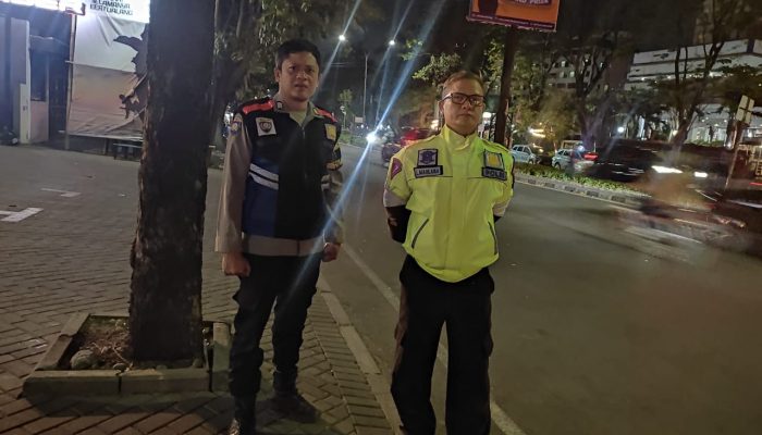 Antisipasi Kejahatan pada malam hari Pawas pimpin Personil Polsek Lengkong laksanakan Patroli.