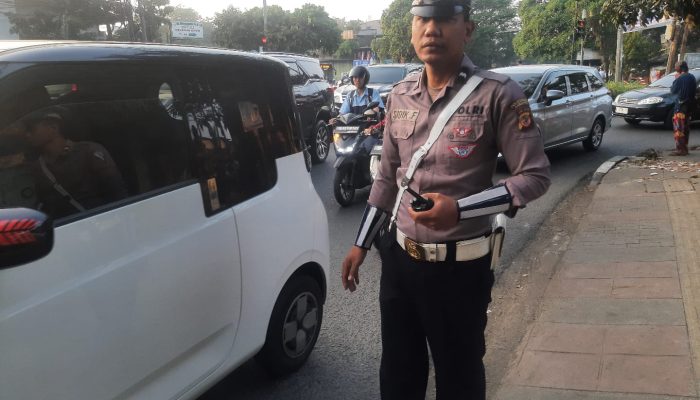 Lantas Polsek Regol Lakukan Giat Pengaturan Arus Lalulintas Sore  hari