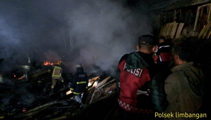 Kebakaran Hebat Menghanguskan Tempat Pengolahan Kayu