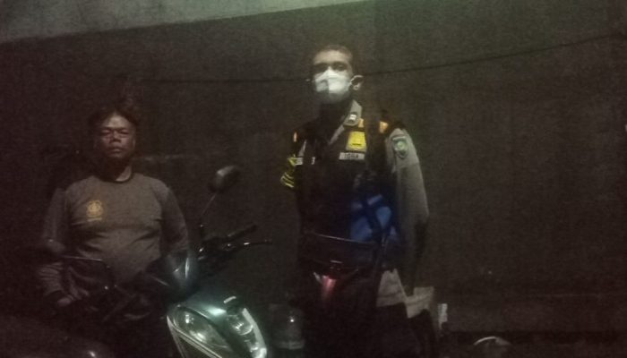 Cegah kejahatan malam hari, bhabinkamtibmas sambangi para keamanan warga