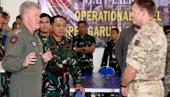 Panglima TNI Jenderal TNI Agus Subiyanto dan Laksamana Samuel J. Paparo Tinjau Latihan di Surabaya 