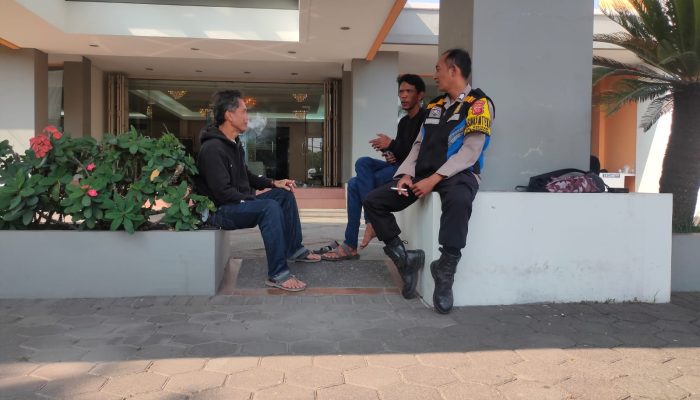 Jelang Pilkada Serentak, Bhabinkamtibmas Polsek Bandung Kidul Sambangi Warga Komplek Batununggal