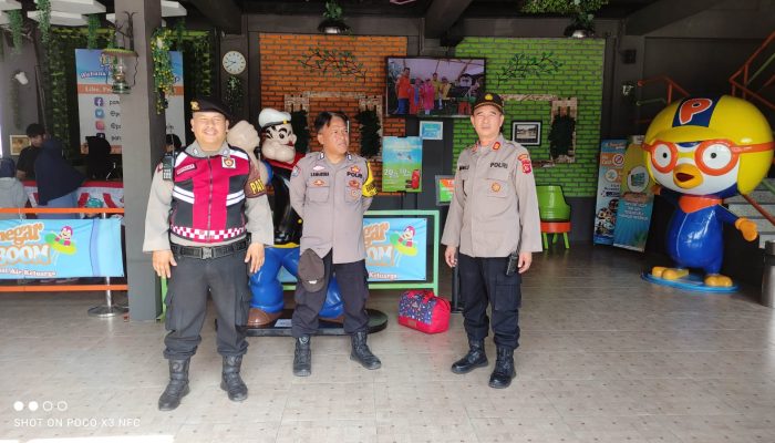 Anggota Polsek Bandung Kidul Melaksanakan Patroli dan Kontrol Kolam Renang Waterboom Panghegar