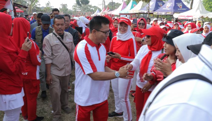 Kehadiran Bupati Bandung Dadang Supriatna Pada Giat Jalan Santai Karang Taruna Getar Sapan Disambut Antusias Para Peserta