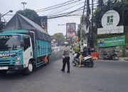 Jajaran Unit Lalulintas Polsek Sukasari Lakukan Giat Pengaturan Arus Lalulintas Siang Hari