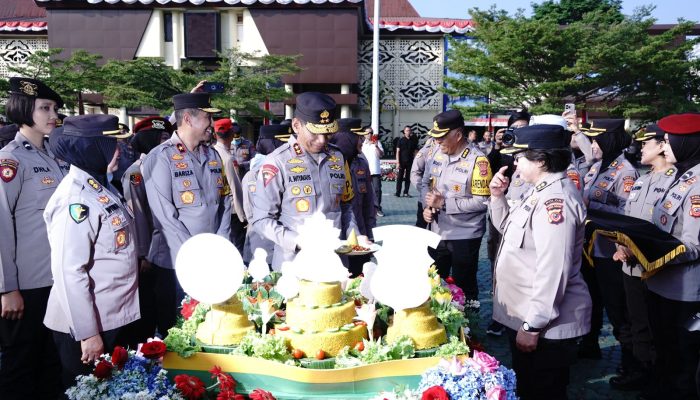 KAPOLDA JABAR PIMPIN APEL BERSAMA DALAM RANGKA HUT POLWAN RI KE-76