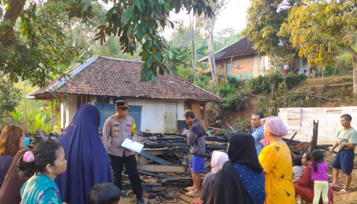 Polsek Pakenjeng Cek TKP Kebakaran Rumah Panggung