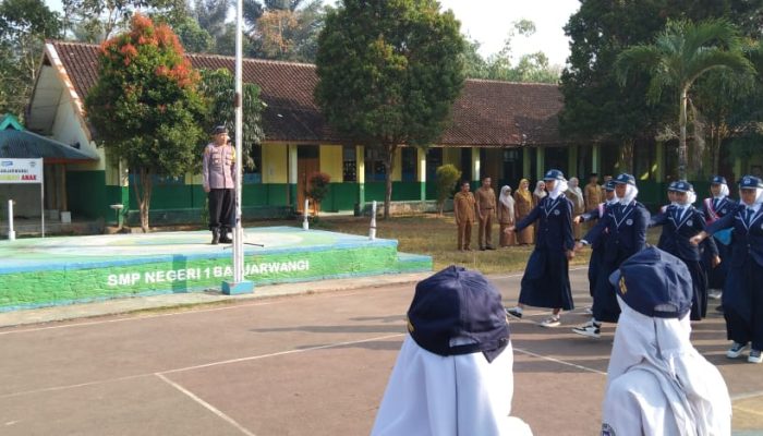 Kapolsek Banjarwangi Beri Pembinaan Kedisiplinan di SMPN 1 Banjarwangi