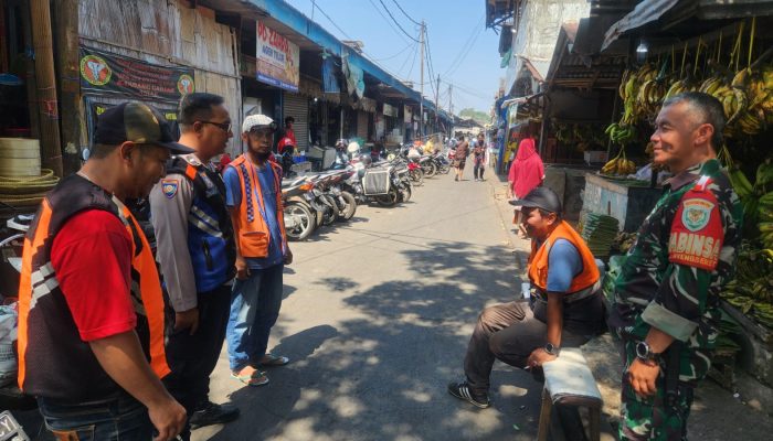 Jaga Kamtibmas Di Wilayah Binaan, Bhabinkamtibmas Polsek Astanaanyar Bersama Babinsa Laksanakan Patroli Dialogis