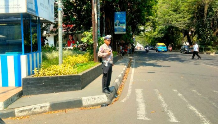 Jajaran Unit Lantas Polsek Sukajadi Polrestabes Bandung Giat Yanmas Siang Pengaturan Arus Lalu Lintas