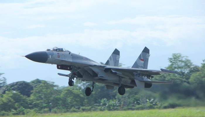 AMANKAN WILAYAH UDARA BALI PADA GELARAN IAF KE -2 DUA JET TEMPUR SUKHOI SKADRON UDARA 11 LANUD SULTAN HASANUDDIN 