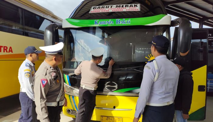 Satlantas Polres Garut Gelar Ramchek Kendaraan Umum di Terminal Guntur