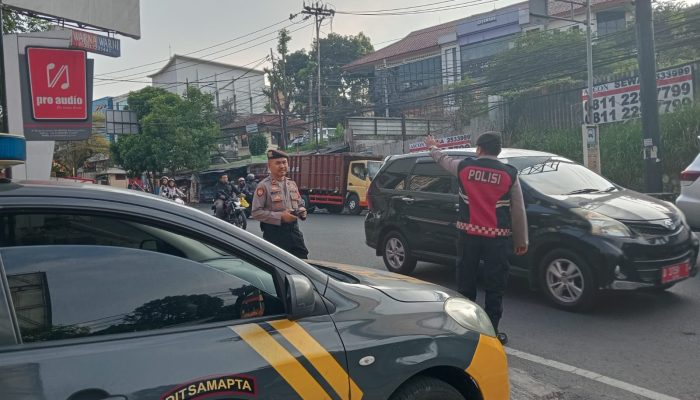 Yanmas Rutin Sore, Anggota Polsek Sukajadi Juga Membantu Penyebrangan Masyarakat