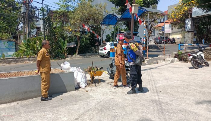 Bhabinkamtibmas Polsek Sukajadi Giat Pemantauan di Kewilayahan Cegah Warga Buang Sampah Sembarangan