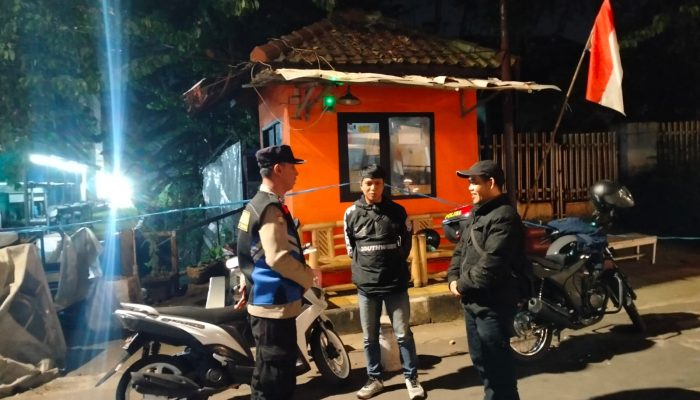 Bhabinkamtibmas Polsek Sukajadi Sambang Warga Malam Hari di Wilayah Binaannya