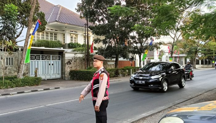 Pelayanan masyarakat sore hari oleh unit samapta Polsek Arcamanik